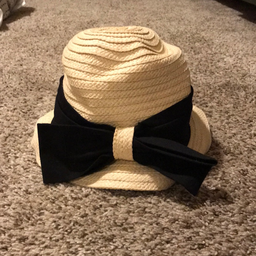 Summer hat with black bow